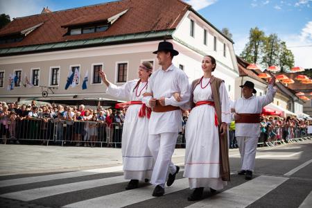 Izjemen obisk zaznamoval 50. Dneve narodnih noš in oblačilne dediščine v Kamniku (Blaž T. Muc)  (55)